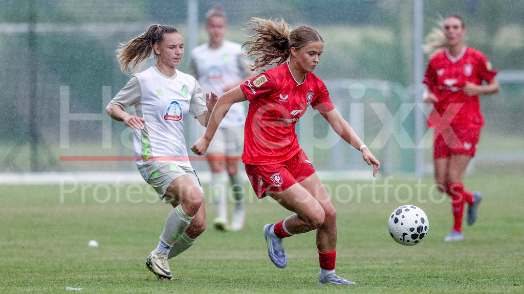 Fussball, Testspiel Frauen, SV Werder Bremen - FC Twente Enschede | v.li.: Michelle Weiß (SV Werder Bremen, 15) und Sophie Proost (FC Twente Enschede, 20) im Zweikampf, Duell, Dynamik, Aktion, Action, Spielszene