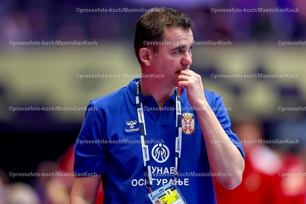EHF19012601136 | 19.01.2026, Handball, Men's EHF EURO 2026, Österreich - Serbien, Jyske Bank Boxen in Herning, Dänemark, Preliminary Round: Headcoach  Raul Gonzalez Gutierezz (Serbien #hc) enttäuscht Enttäuschung gestikulierend am Spielfeldrand  