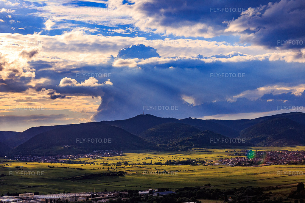 Luftbild: Gewiterwolke Cumulonimbus über dem Gipfel des Kalmit in Maikammer im Bundesland Rheinland-Pfalz in Deutschland. Foto: IMG_090123.jpg vom 26.06.2016 durch Werner Riehm/FLY-FOTO.de