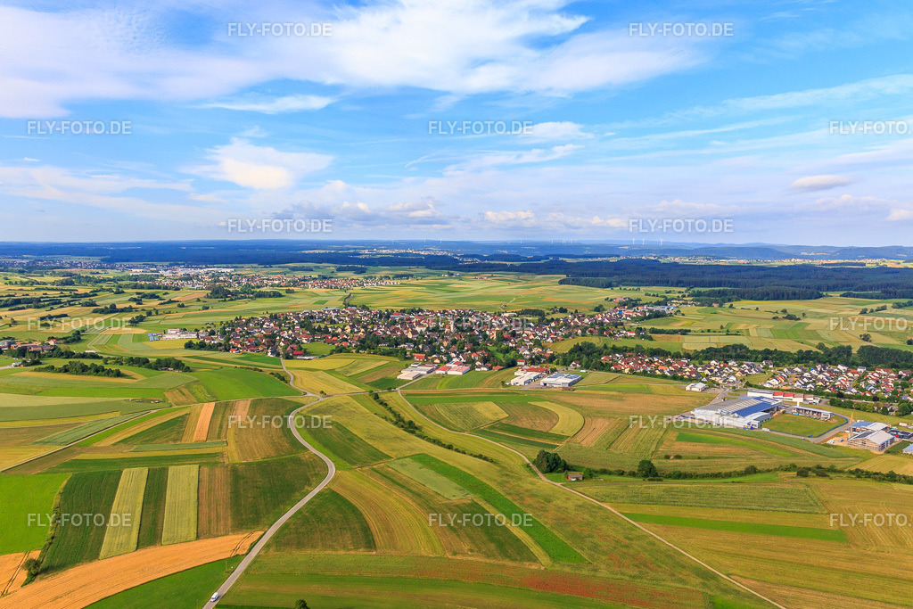 Ortsansicht aus Osten | Luftbild: Ortsansicht aus Osten im Ortsteil Fluorn in Fluorn-Winzeln im Bundesland Baden-Württemberg in Deutschland. Foto: IMG_148703.jpg vom 27.06.2025 durch ©2025 Werner Riehm fly-foto.de/copyright - Realisiert mit Pictrs.com