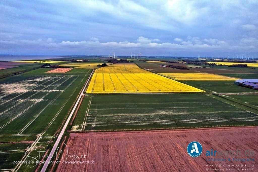 Luftbilder Galmsbuellkoog - Nordfriesland | Luftbilder Galmsbuellkoog - Der Galmsbüllkoog ist ein einzigartiger Ort, der sich durch seine Geschichte als ehemaliger Seezugang und seine Lage an der Nordsee auszeichnet. Ferienwohnungen bieten heute eine ruhige und idyllische Umgebung, um die Natur und die Region zu genießen.