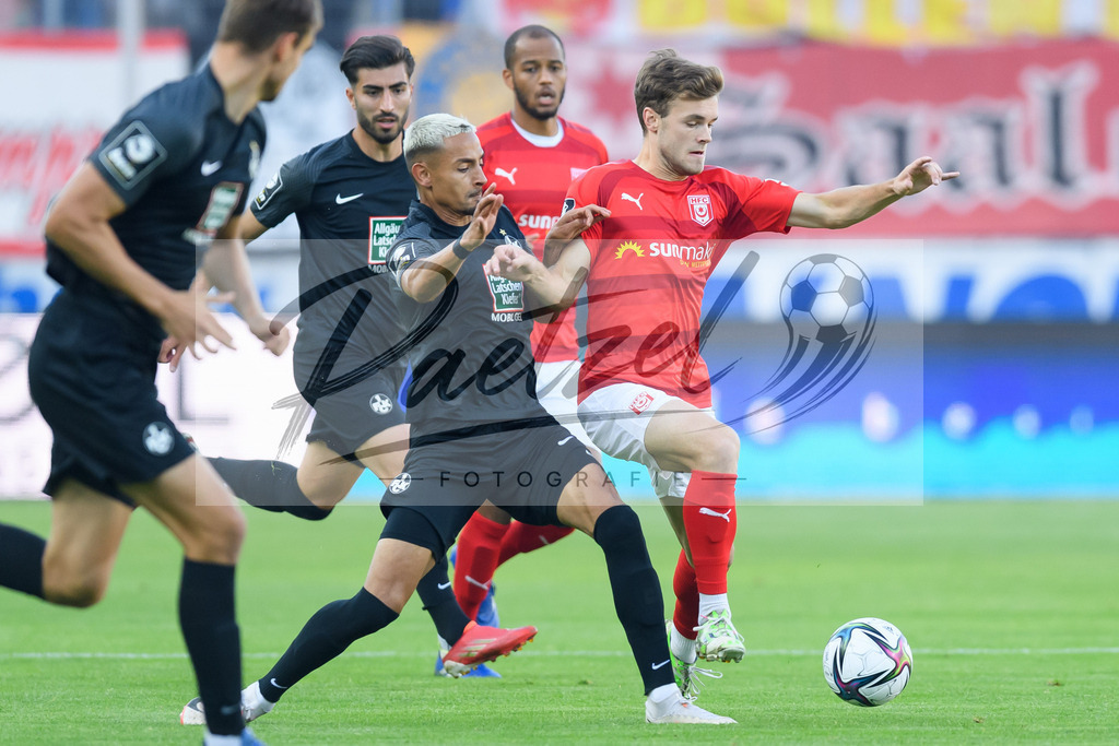 HFCFCK20210824_010 | Fussball, Herren: Kenny Redondo (1. FC Kaiserslautern) und Tom Zimmerschied (Hallescher FC) im Zweikampf beim Spiel der 3. Liga zwischen Hallescher FC und 1. FC Kaiserslautern im Leuna-Chemie-Stadion am 24.08.2021 in Halle (Saale), Deutschland. - Realisiert mit Pictrs.com