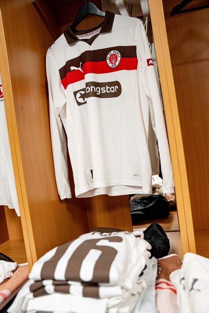 FCP04046 | Der offizielle Shop für FC St. Pauli Fotos. Wähle aus Spielszenen & Fanmomenten dein FCSP Wunschformat. Wir liefern Millerntor-Atmosphäre.