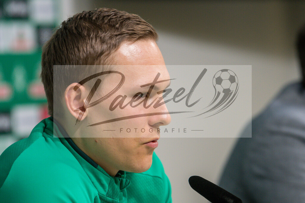 20200218_PKWEBR_0017 | Fussball, Herren: Ludwig Augustinsson (SV Werder Bremen) schaut waehrend der Pressekonferenz des SV Werder Bremen im Presseraum des wohninvest Weserstadion am 18.02.2020 in Osnabrueck, Deutschland. - Realisiert mit Pictrs.com