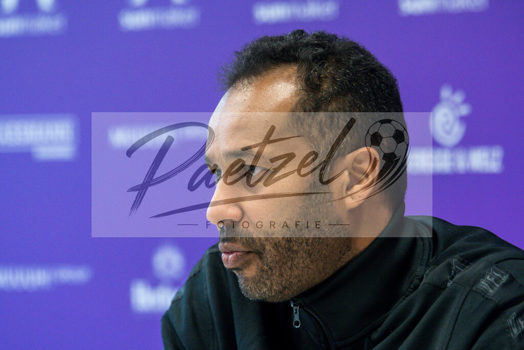 20200219_PKOSNA_0006 | Fussball, Herren: Trainer Daniel Thioune (VfL Osnabrueck) schaut waehrend der Pressekonferenz des VfL Osnabrueck im Presseraum des Stadion an der Bremer Bruecke am 19.02.2020 in Osnabrueck, Deutschland. - Realisiert mit Pictrs.com