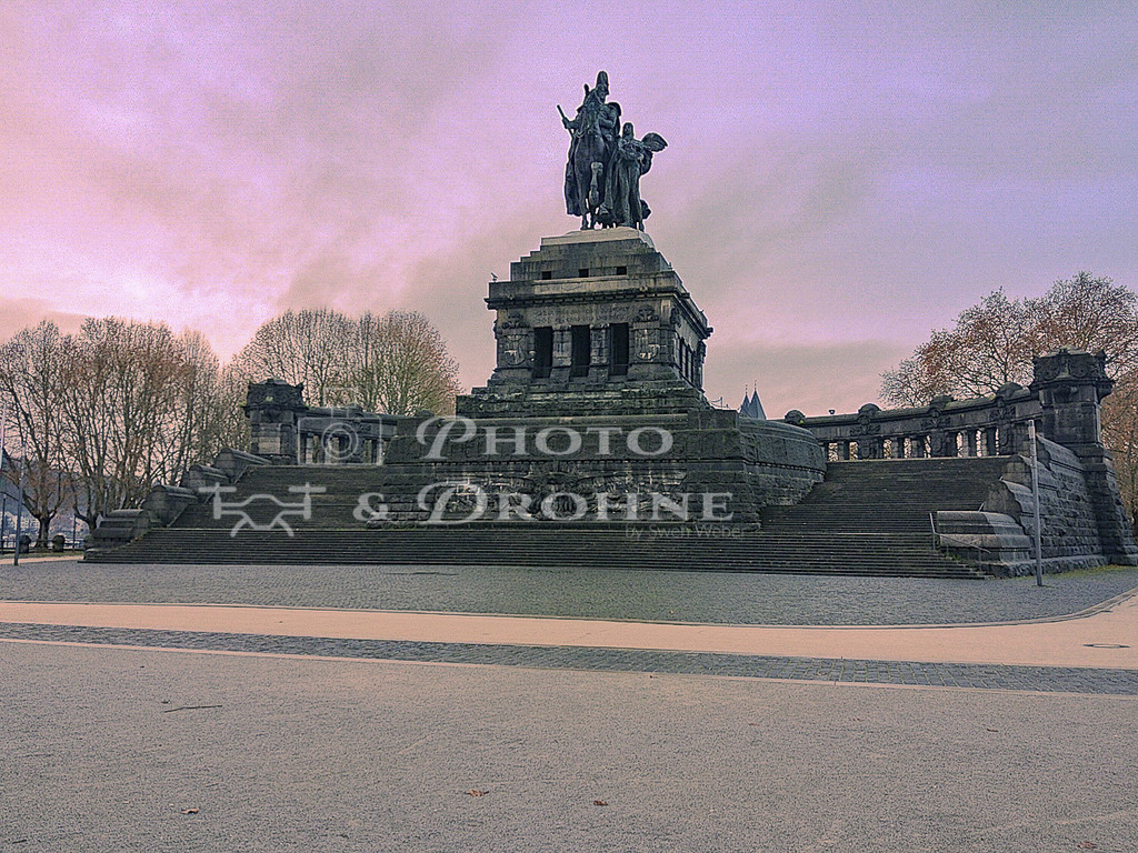 Koblenz-918 | Koblenz ist die Stadt am Zusammenfluss von Rhein und Mosel. Am Deutschen Eck treffen die beiden großen Flüße aufeinander. Koblenz hat eine sehenswerte Altstadt. Es gibt viel Historisches und Modernes zu entdecken. Der Kaiser Wilhelm 1. steht auf dem Reiterstandbild am Deutschen Eck in Koblenz. - Realisiert mit Pictrs.com