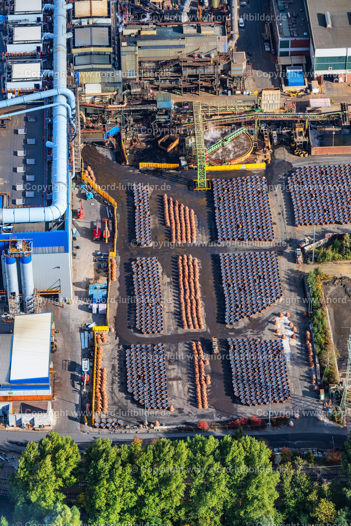 Hamburg_Aurubis_Peute_ELS_5637081022 | HAMBURG 08.10.2022 Gebäude und Produktionshallen Kupferhütte " Aurubis " auf dem Werksgelände am Müggenburger Hauptdeich Peute in Hamburg, Deutschland. Weiterführende Informationen bei: Aurubis AG. // "Aurubis" copper works and production halls on the factory premises on the Mueggenburg main dike Peute in Hamburg, Germany. Further information at: Aurubis AG. Foto: Martin Elsen