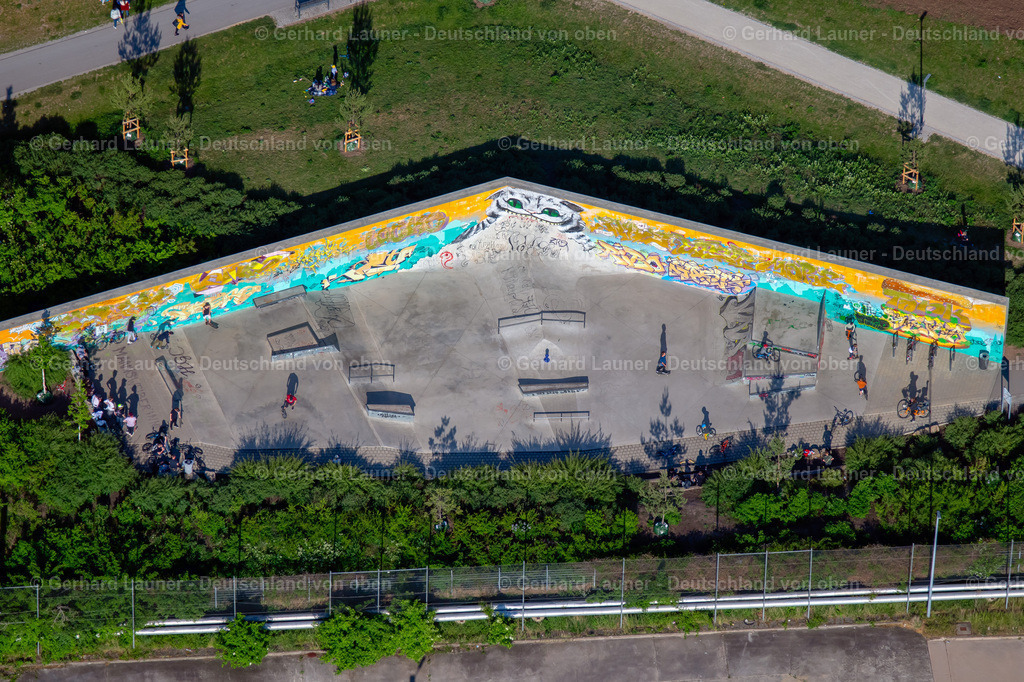 4025847 | ERFURT 06.05.2020 Streckenführung des Rad- Weges und der Skatebahn Skatepark Johannesfeld im Ortsteil Johannesvorstadt in Erfurt im Bundesland Thüringen, Deutschland. Weiterführende Informationen bei: DSGN CONCEPTS UG,  Fineline GmbH,  plandrei Landschaftsarchitektur GmbH. // Route of the cycle path and the skating rink Skatepark Johannesfeld in the district Johannesvorstadt in Erfurt in the state Thuringia, Germany. Further information at: DSGN CONCEPTS UG,  Fineline GmbH,  plandrei Landschaftsarchitektur GmbH. Foto: Gerhard Launer