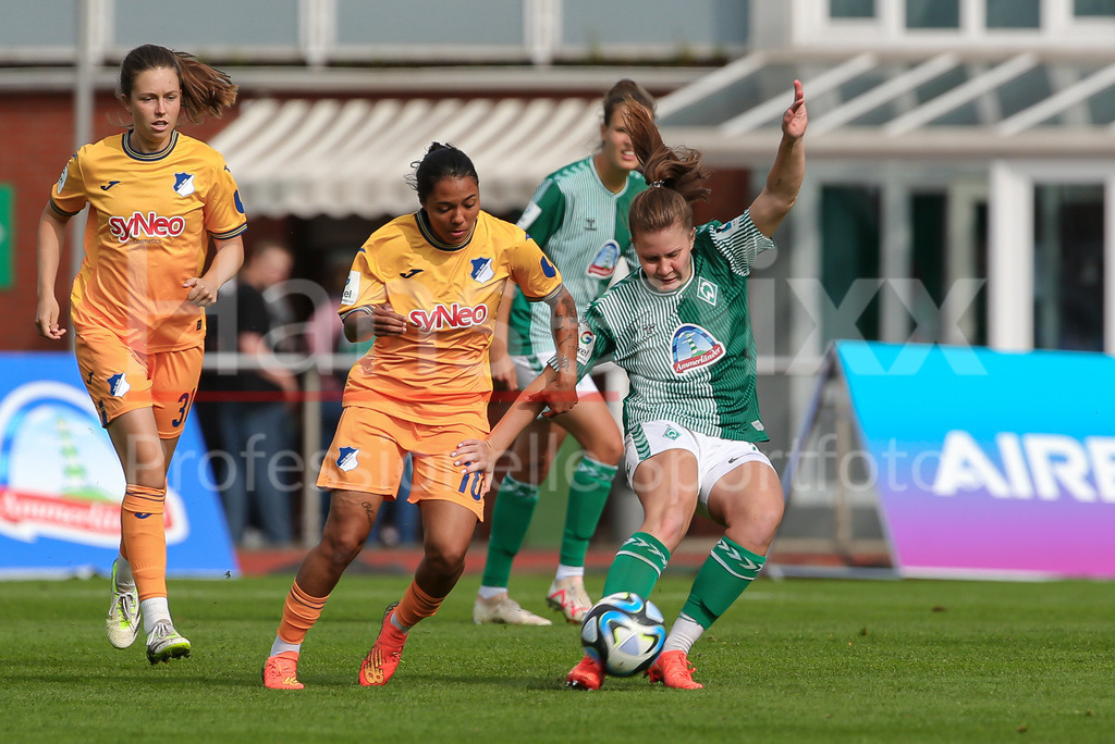 Fussball, Google Pixel Frauen-Bundesliga, SV Werder Bremen - TSG 1899 Hoffenheim | v.li.: Gia Corley (TSG 1899 Hoffenheim, 10) und Emilie Bernhardt (SV Werder Bremen, 16) im Zweikampf, Duell, Dynamik, Aktion, Action, Spielszene, DIE DFB-RICHTLINIEN UNTERSAGEN JEGLICHE NUTZUNG VON FOTOS ALS SEQUENZBILDER UND/ODER VIDEOÄHNLICHE FOTOSTRECKEN. DFB REGULATIONS PROHIBIT ANY USE OF PHOTOGRAPHS AS IMAGE SEQUENCES AND/OR QUASI-VIDEO.