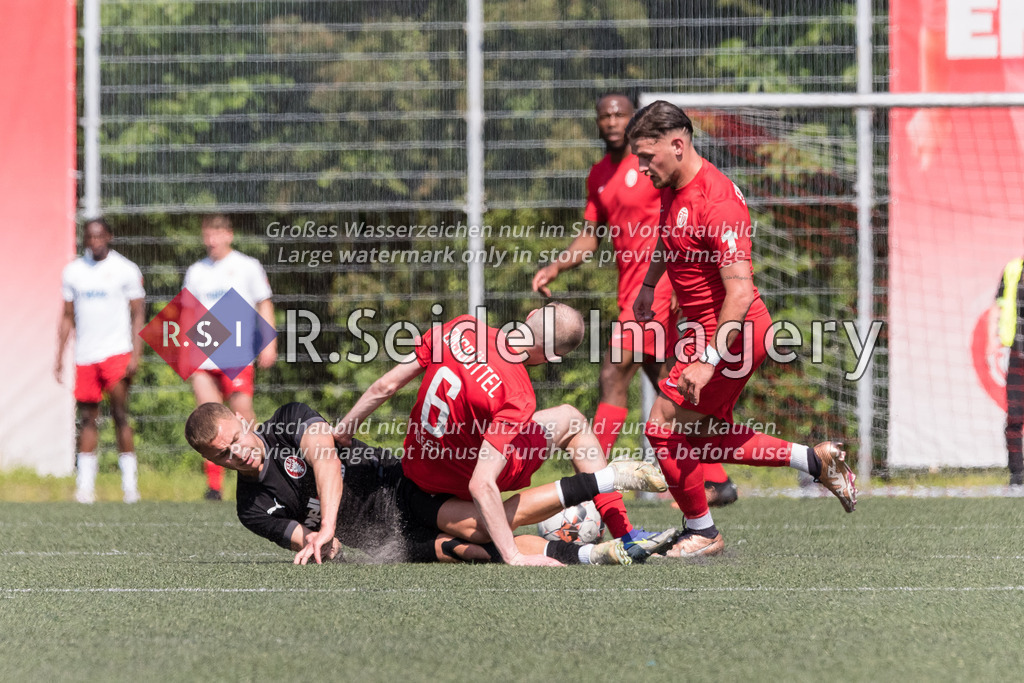 Fußball, Saison 2022/23, Aufstiegsrunde Regionalliga Nord, Eimsbütteler TV - FC Kilia Kiel, ETV-Sportzentrum Hoheluft (Hamburg), 04.06.2023, 2. Spieltag | Luca Fabio Aouci (#19, Kiel), Blerim Qestai (#6, ETV), Dominik Akyol (#9, ETV)