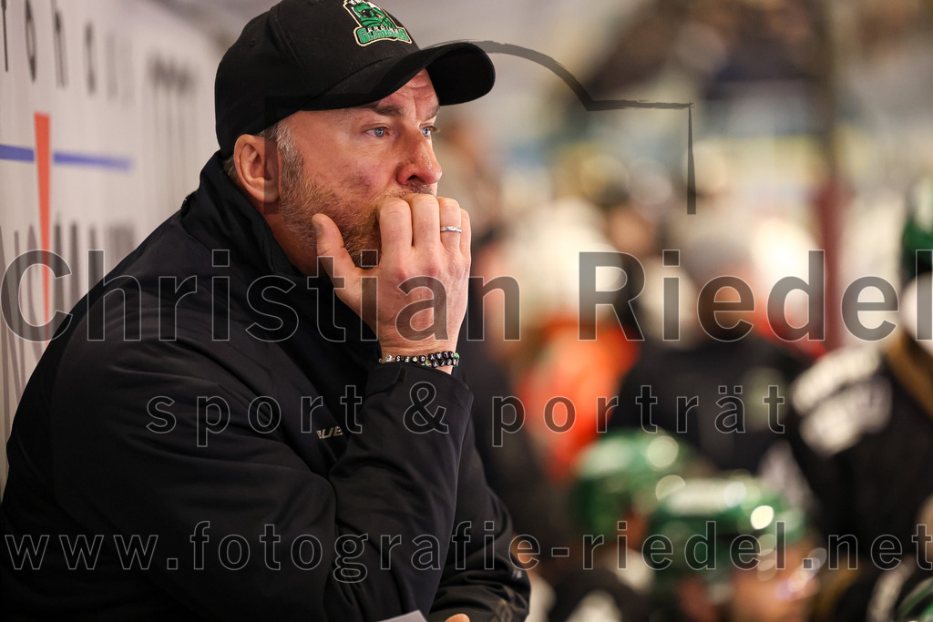 2024-03-01_083_TSV_Erding_gegen_ERSC_Amberg | Erding, Deutschland, 01.03.2024:
Eishockey, Bayernliga Playoffs 2023 / 2024, 5. Spieltag, TSV Erding gegen ERSC Amberg, Endergebnis: 9:0

Teamchef Thomas Daffner (Erding Gladiators)

Foto: Christian Riedel / fotografie-riedel.net