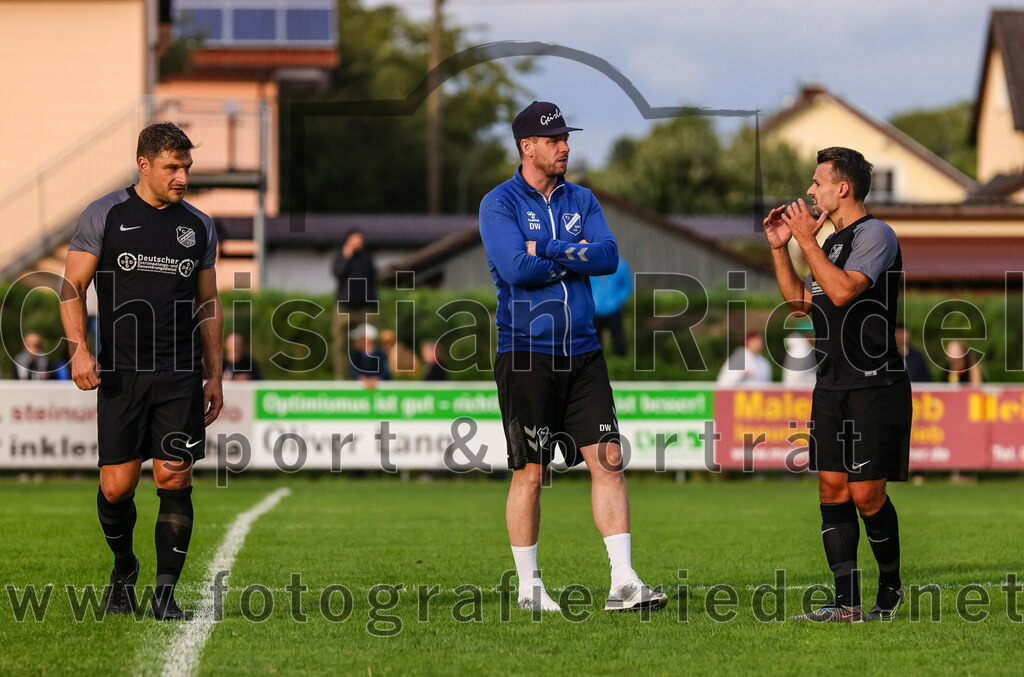 2023-08-08_142_FC_Moosinning_gegen_FC_Langengeisling | Moosinning, Deutschland, 08.08.2023:
Fußball, Bezirksliga Oberbayern Ost 2023 / 2024, 3. Spieltag, FC Moosinning gegen FC Langengeisling, Endergebnis: 0:4

Andreas Buchberger (FC Langengeisling, #5), Co-Trainer Douglas Wilson (FC Langengeisling), Spielertrainer Maximilian Hintermaier (FC Langengeisling)

Foto: Christian Riedel / fotografie-riedel.net