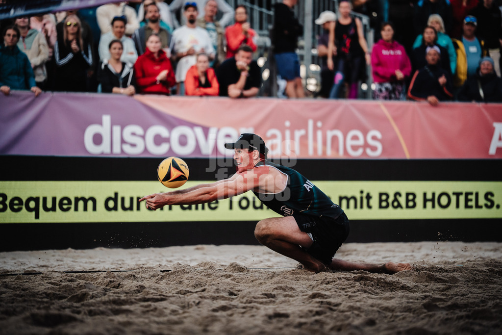 Beachvolleyball | Männer | Deutsche Meisterschaften 2025 Timmendorfer Strand | 05.09.2025 | Tristan Fröbel nimmt den Ball an