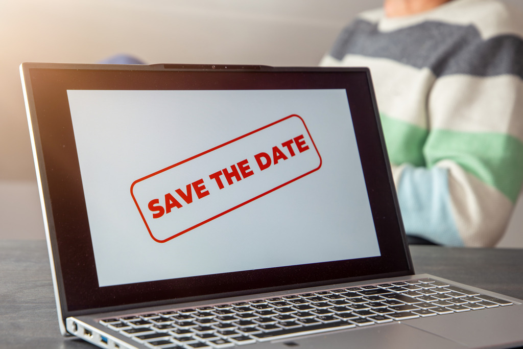 Save the Date: Auf dem Bildschirm eines Laptops wird der Aufruf SAVE THE DATE angezeigt | Save the Date: Auf dem Bildschirm eines Laptops wird der Aufruf SAVE THE DATE angezeigt - Realisiert mit Pictrs.com
