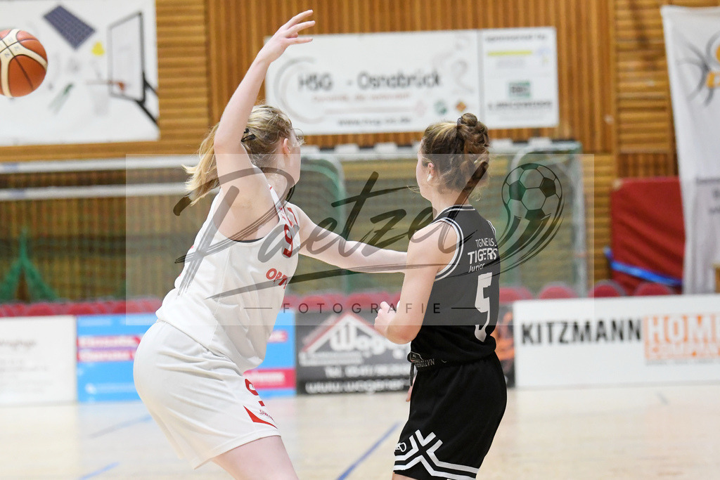 20200126_OSCTGN_0048 | Basketball, Juniorinnen: Frieda Bühner (OSC Junior Panthers) und Luisa Lukas (TG Neuss Junior Tigers) im Zweikampf beim Spiel der WNBL zwischen OSC Junior Panthers vs. TG Neuss Junior Tigers am 26.01.2020 im Panthers Dome in Osnabrück, Deutschland.(Foto von Nico Paetzel) - Realisiert mit Pictrs.com