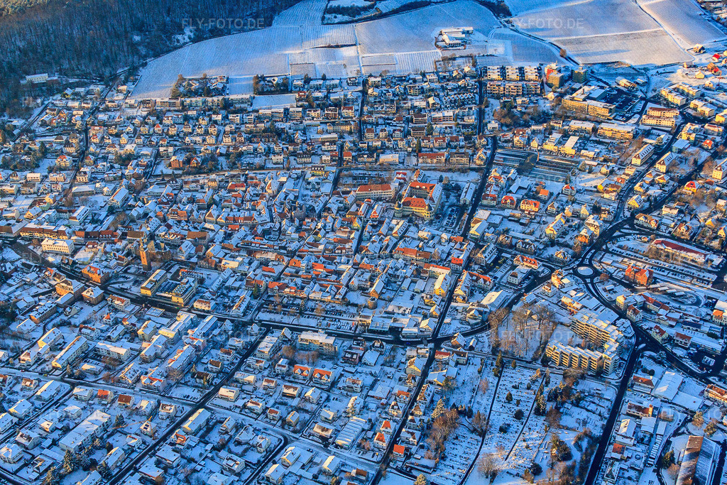 B427 Weinstraße im Winter bei Schnee | Luftbild: B427 Weinstraße im Winter bei Schnee in Bad Bergzabern im Bundesland Rheinland-Pfalz in Deutschland. Foto: IMG_54701.jpg vom 08.12.2012 durch Werner Riehm/FLY-FOTO.de - Realisiert mit Pictrs.com