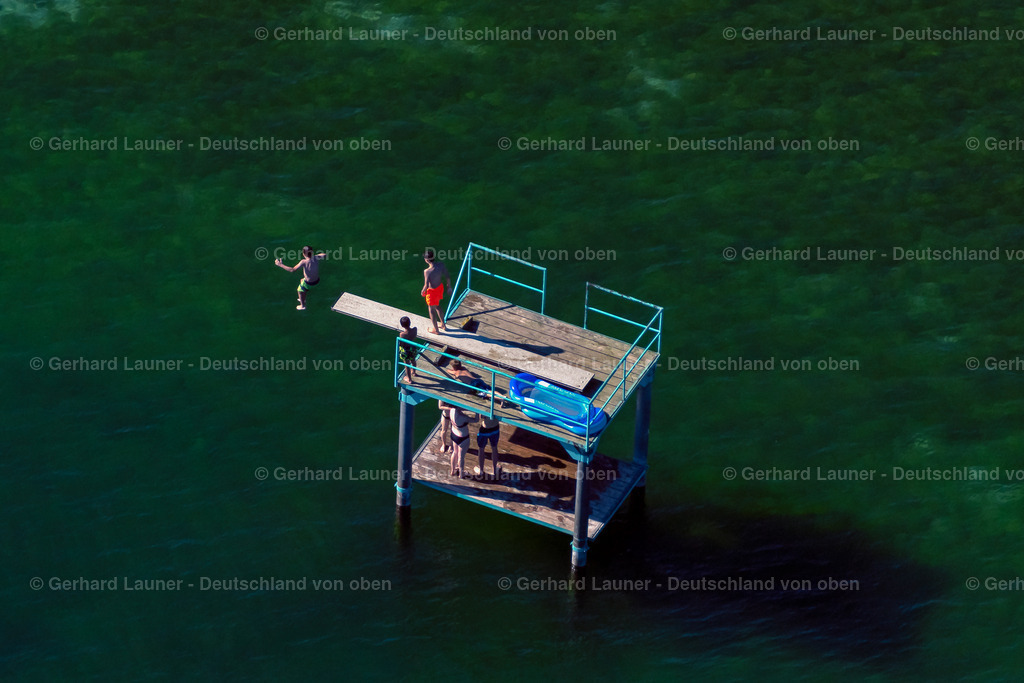 4032332 | ÖHNINGEN 12.06.2020 Sprungturm im Bodensee des Strandbad Oehningen in Öhningen im Bundesland Baden-Württemberg, Deutschland. // Diving tower in Lake Constance of the lido Oehningen in Oehningen in the state Baden-Wuerttemberg, Germany. Foto: Gerhard Launer