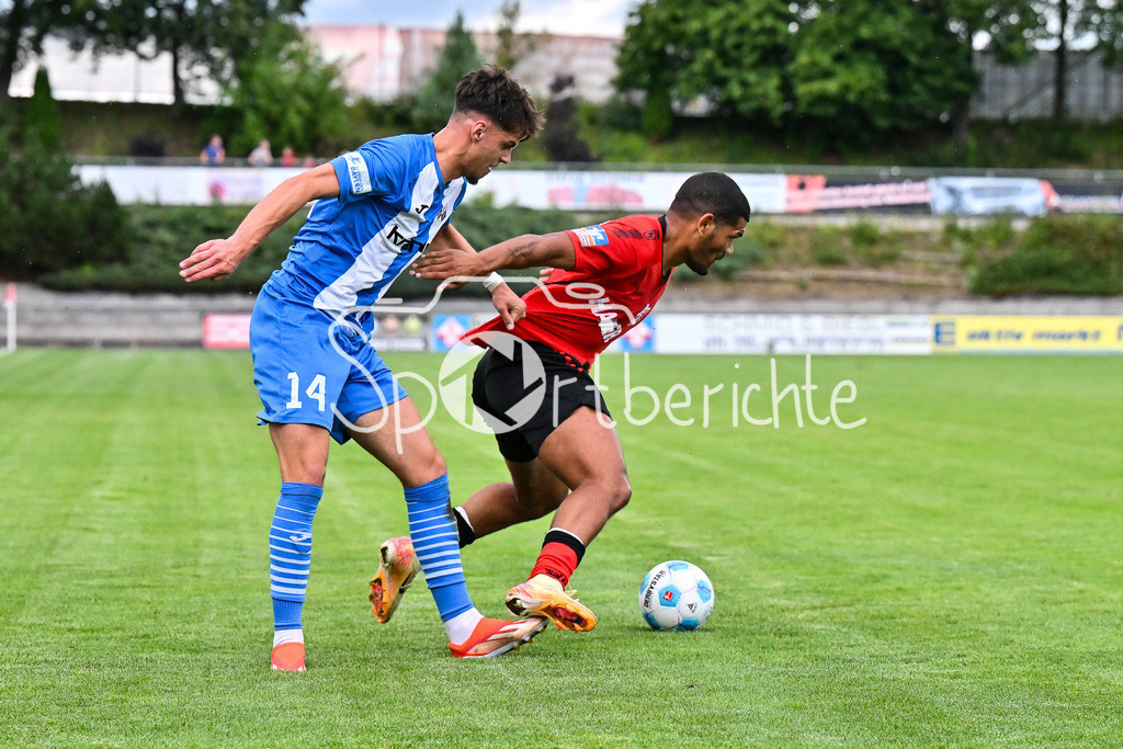 TSV Aindling - FV Illertissen | im Duell Uros MICIC (Illertissen 14) mit Dominic ROBINSON (Aindling 5) / Zweikampf / Verbandspokal Bayern: TSV Aindling - FV Illertissen, TSV Aindling Hauptplatz am 05.08.2025