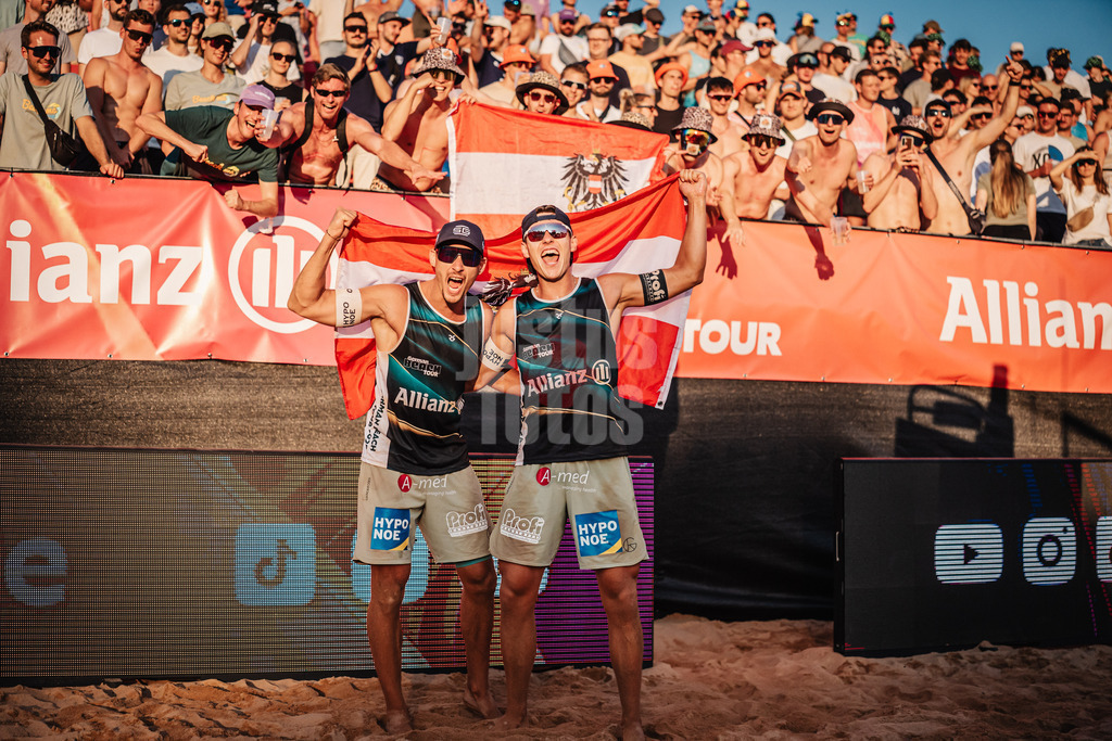 Beachvolleyball | Männer | Allianz German Beach Tour 2025 | Tourstop München | 04.07.2025 | v.l. Mathias Seiser und Laurenc Grössig jubeln nach dem Sieg mit der Flagge Österreichs