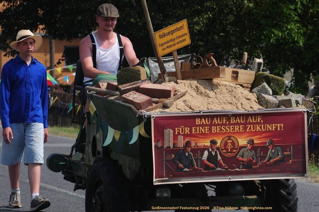 Geißmannsdorf-2026-Festumzug-163 | Festumzug in Geißmannsdorf bei Bischofswerda im Juni 2026. Fotografische Eindrücke und Momentaufnahmen vom Festumzug anläßlich des 800-jährigen Bestehens von Geißmannsdorf - mit Teilnehmern und Gästen, Strohpuppen und geschmückten Vorgärten und Grundstücken - Realisiert mit Pictrs.com