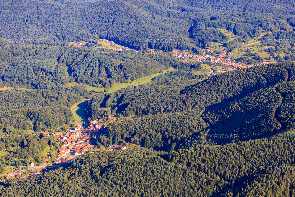 Dorf im Pfälzerwald von Südosten | Luftbild: Dorf im Pfälzerwald von Südosten in Darstein im Bundesland Rheinland-Pfalz in Deutschland. Foto: IMG_31002.jpg vom 07.08.2010 durch Werner Riehm/FLY-FOTO.de - Realisiert mit Pictrs.com
