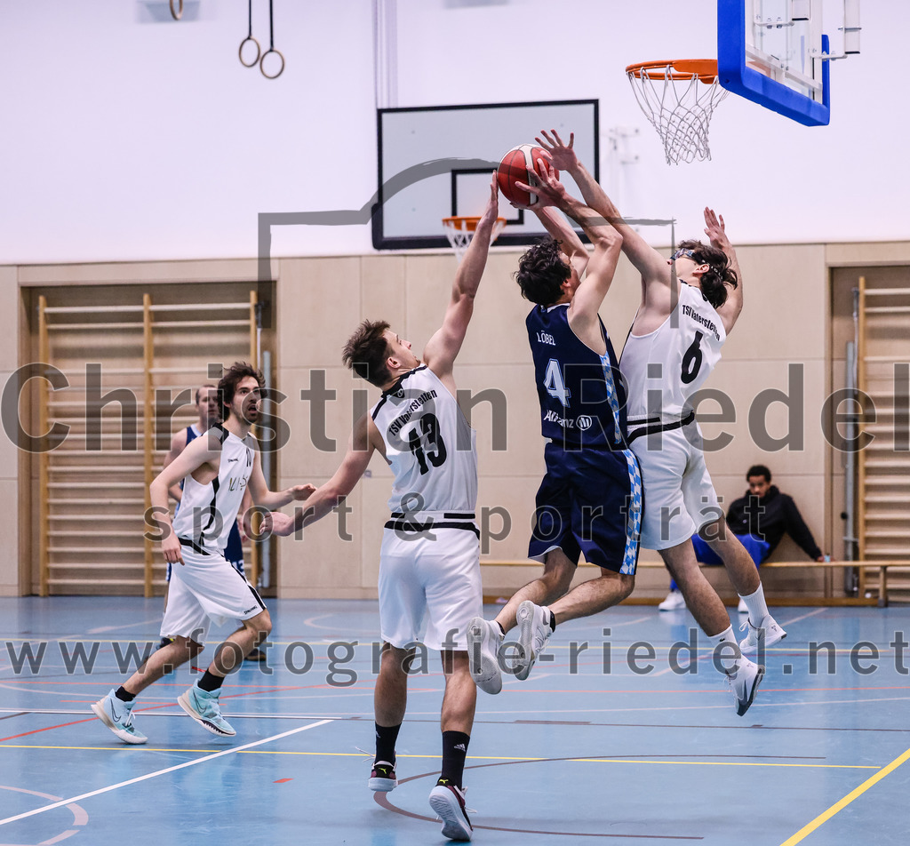 2022-04-03_039_TSV_Vaterstetten_gegen_SV_Weissblau-Allianz_Muenchen | Vaterstetten, Deutschland, 03.04.2022:
Basketball, Bezirksoberliga Herren 2021 / 2022, 14. Spieltag, TSV Vaterstetten gegen SV Weißblau-Allianz München, Endergebnis: 86:54

Luca Maurice Kohll (TSV Vaterstetten, #10), Konstantin Huber (TSV Vaterstetten, #13), Rico Loebel (SV Weißblau-Allianz München, #4), Maximilian Rothe (TSV Vaterstetten, #6)

Foto: Christian Riedel / fotografie-riedel.net