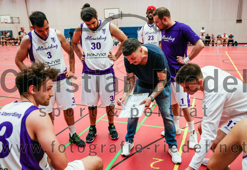 2022-05-15_132_SpVgg_Altenerding_gegen_TSV_Muenchen-Forstenried | Erding, Deutschland, 15.05.2022:
Basketball, Bezirksliga 2021 / 2022, Play-Offs, SpVgg Altenerding gegen TSV München-Forstenried, Endergebnis: 55:57

Laris Drusko (SpVgg Altenerding, #3), Leonhard Luna Stein (SpVgg Altenerding, #30), Trainer Christos Takis Paraschidis (SpVgg Altenerding), Marko Mitrovic (SpVgg Altenerding, #1)

Foto: Christian Riedel / fotografie-riedel.net