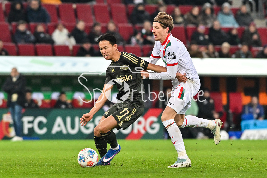 FC Augsburg - 1. FC Union Berlin | AUGSBURG, GERMANY - 15. JANUARY: im Duell Wooyeong JEONG (Union Berlin 11) und Kristijan JAKIC (FC Augsburg 17) während dem Bundesligamatch zwischen dem FC Augsburg und dem 1. FC Union Berlin am 17. Spieltag in der WWK-Arena / DFL REGULATIONS PROHIBIT ANY USE OF PHOTOGRAPHS AS IMAGE SEQUENCES AND/OR QUASI-VIDEO