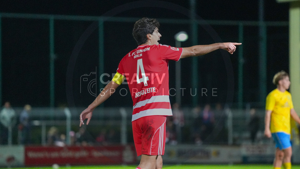 Fußball, Herren, Saison 2025/2026, Testspiel, Freundschaftsspiel, FSV 63 Luckenwalde vs. 1.FC Union Berlin, Mittwoch 08.10.2025, Werner-Seelenbinder-Stadion Luckenwalde, | Fußball, Herren, Saison 2025/2026, Testspiel, Freundschaftsspiel, FSV 63 Luckenwalde vs. 1.FC Union Berlin, Mittwoch 08.10.2025, Werner-Seelenbinder-Stadion Luckenwalde, Im Bild: Kapitän Diogo Leite (Union) mit Anweisungen an die Mitspieler. - Realisiert mit Pictrs.com