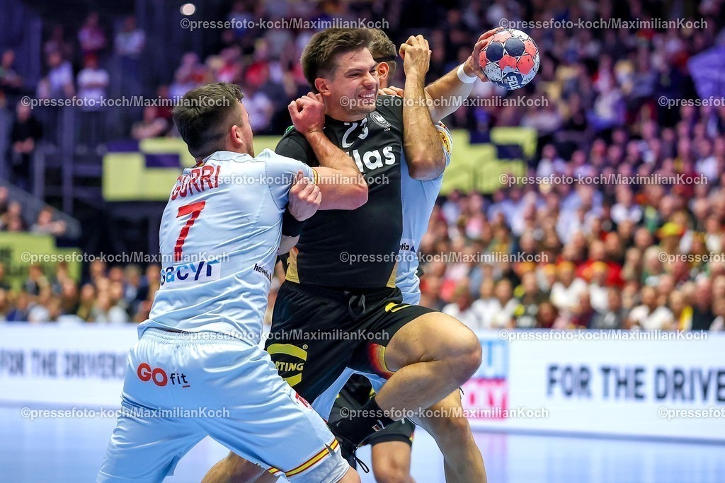 EHF19012602076 | 19.01.2026, Handball, Men's EHF EURO 2026, Deutschland - Spanien, Jyske Bank Boxen in Herning, Dänemark, Preliminary Round:  Renars Uscins (Germany #23) im Zweikampf gegen   Jan Gurri Aregay (Espania #07)  Antonio Serradilla Cuenca (Espania #05) 