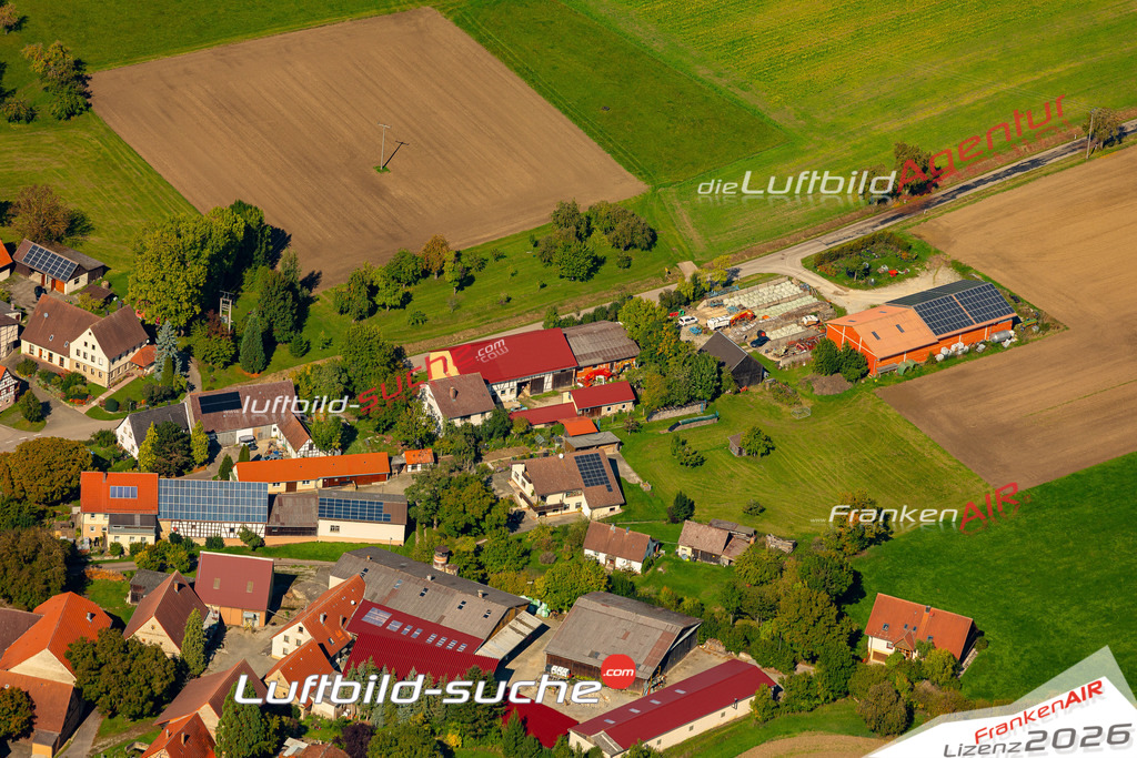 Klassische Luftaufnahme ohne Drohne zeigt:Großbärenweiler bei Schrozberg - Die Luftbildaufnahme wurde 2025 vom UL-Flugzeug heraus erstellt ( keine Drohne ) - Hochauflösende Luftaufnahme -Nicht vergleichbar mit Google Maps oder Satelittenbilder- Die Geschenkidee !Mit Lizenz und Bildrechte bestellbar