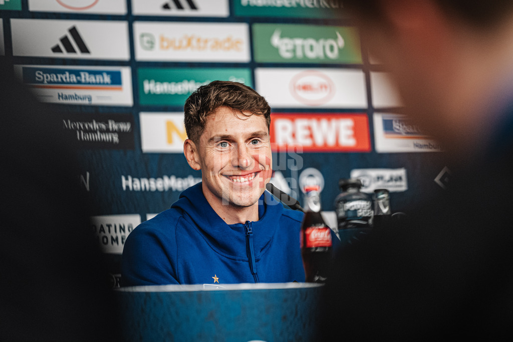 Fußball | Männer | Saison 2024/2025 | 2. Fußball-Bundesliga | 23. Spieltag | Hamburger SV vs. 1. FC Kaiserslautern | 21.02.2025 | Loic Fave (HSV) heute als Trainer bei der Pressekonferenz PK für Merlin Polzin (HSV)