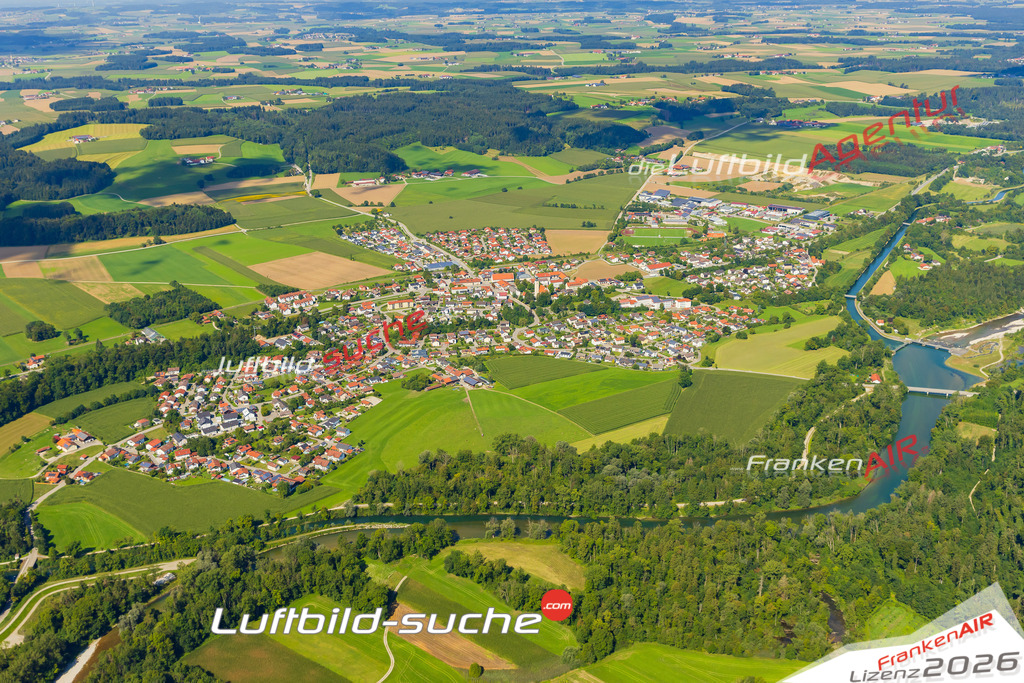 Luftaufnahme der Stadt Tacherting - Die Luftaufnahme wurde 2025 vom UL-Flugzeug heraus erstellt ( keine Drohne ) - Hochauflösende Luftaufnahme - für professionelle Ausdrucke geeignet. Die Geschenkidee !Mit Lizenz und Bildrechte bestellbar