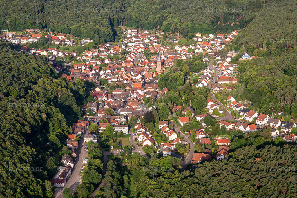Luftbild: Ortsansicht von Osten in Dörrenbach im Bundesland Rheinland-Pfalz in Deutschland. Foto: IMG_137698.jpg vom 12.08.2023 durch Werner Riehm/FLY-FOTO.de
