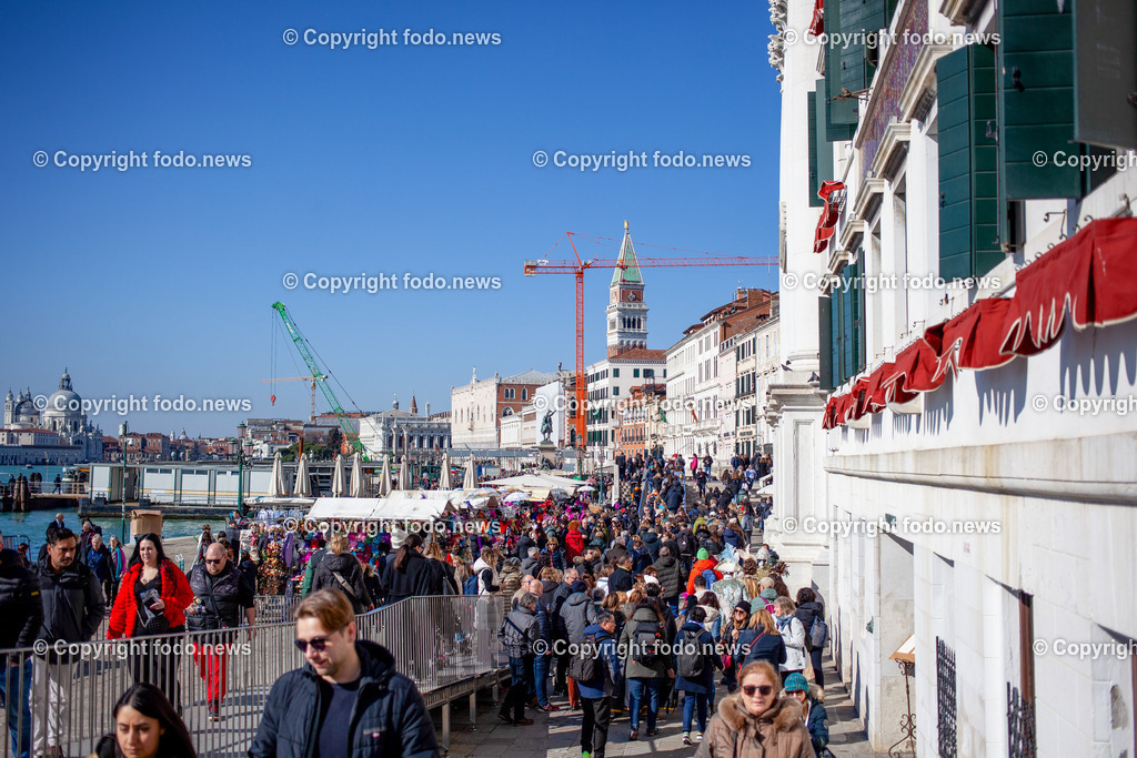 Italien_ Venedig_ 03.03.2025-26 | 03.03.2025, Italien, ITA, Venetien, Venedig, im Bild Venedig, Stadtansichten, Touristen, Reisefeature, Karneval, Masken, maskiert, venezianisch, Reise, Venedig, Venezia, Venetien, Stadtansicht, Campanile, Canale Grande, Markusplatz, Markuskirche, Touristen, Gondel, Gondolere, Faehre, Motorboot, Wassertaxi, Vaporetto, Adria, Lagune, Pfahlbauten, Bruecke, Rialtobruecke, La Gondola, Dogenpalast, Italien, Creativ, Kreativ