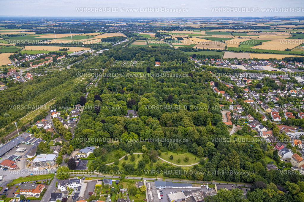 Soest240712692 | Luftbild, Osthofenfriedhof und hinten der Stadtpark, Waldgebiet Wiesen und Felder mit Fernsicht, Soest, Soester Börde, Nordrhein-Westfalen, Deutschland