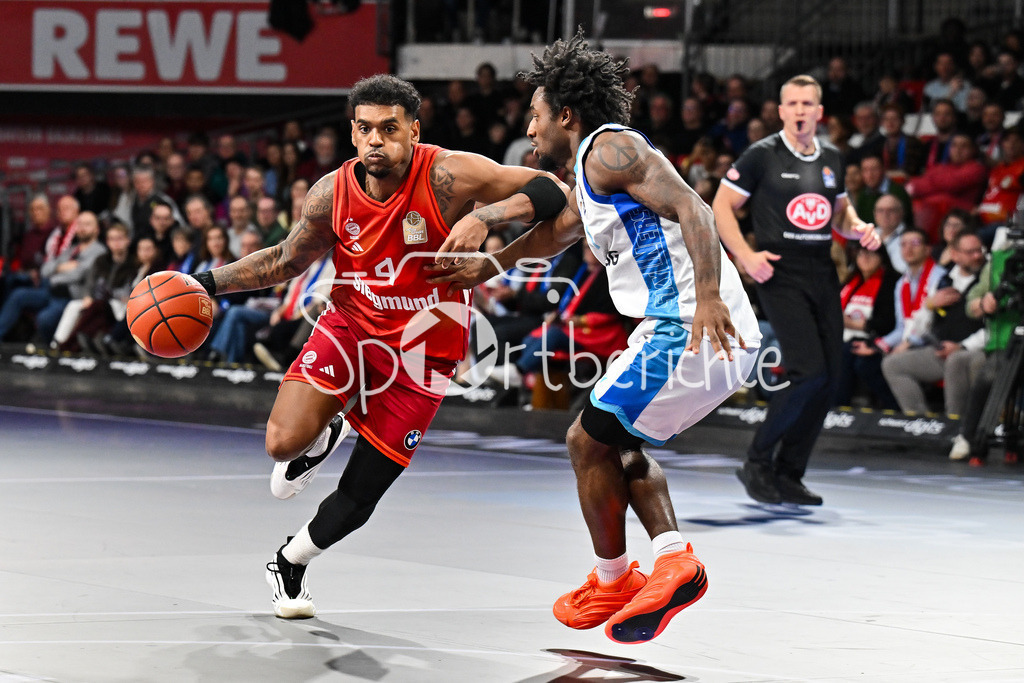 FC Bayern München - Skyliners Frankfurt | MUNICH, GERMANY - 17. FEBRUARY: im Duell Xavier RATHAN-MAYES (FC Bayern Basketball 4) und Isaiah SWOPE (Skyliners Frankfurt 1) während dem Spiel zwischen dem FC Bayern München und den Skyliners Frankfurt am 21. Spieltag der easyCredit BBL im BMW Park