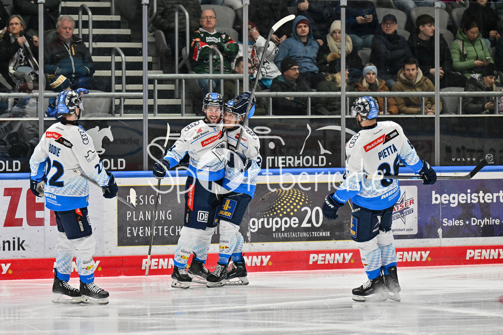 Augsburger Panther - ERC Ingolstadt | Jubel der Gaeste nach dem Treffer zum 1-3 druch Austen KEATING (ERC Ingolstadt #89)  Freude / Happy / Tor / Torschuetze / DEL: Augsburger Panther - ERC Ingolstadt, Curt Frenzel Stadion am 26.01.2025
