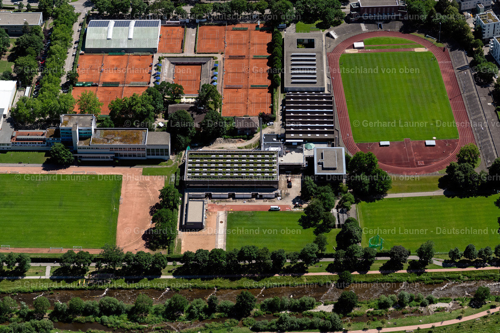 4033217 | Hochschulsportanlage der Albert-Ludwigs-Universität und Freiburger Tennisclub, Freiburg, FREIBURG IM BREISGAU 30.06.2020 Tennisplatz Sportanlage des Freiburger Tennisclubs in Freiburg im Breisgau im Bundesland Baden-Württemberg. Rechts das Freiburger Universitätsstadion. // Tennis court sports field of Freiburger Tennisclub in Freiburg im Breisgau in the state Baden-Wuerttemberg. On the right is the Freiburg university stadium. Foto: Gerhard Launer