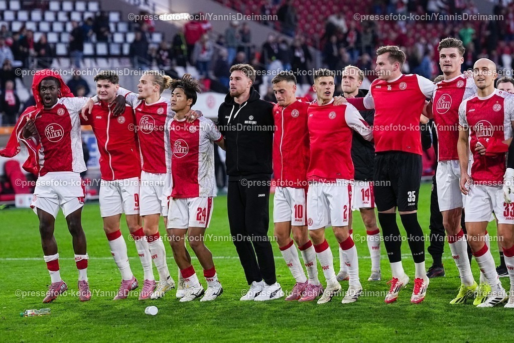xYDRx18102501149 | 18.10.2025, xydrx, Fußball, 3.Liga, Rot-Weiss Essen - FC Viktoria Köln, Saison 2025 2026, Stadion an der Hafenstraße: Jaka Cuber Potocnik (Rot-Weiss Essen #9) Tom Moustier (Rot-Weiss Essen #28) Kaito Mizuta (Rot-Weiss Essen #24) Marvin Obuz (Rot-Weiss Essen #10) Michael Kostka (Rot-Weiss Essen #2) Felix Wienand (Rot-Weiss Essen #35) Tobias Kraulich (Rot-Weiss Essen #33) feiern den 1:0 Sieg  DFB regulations prohibit any use of photographs as image sequences and or quasi-video.