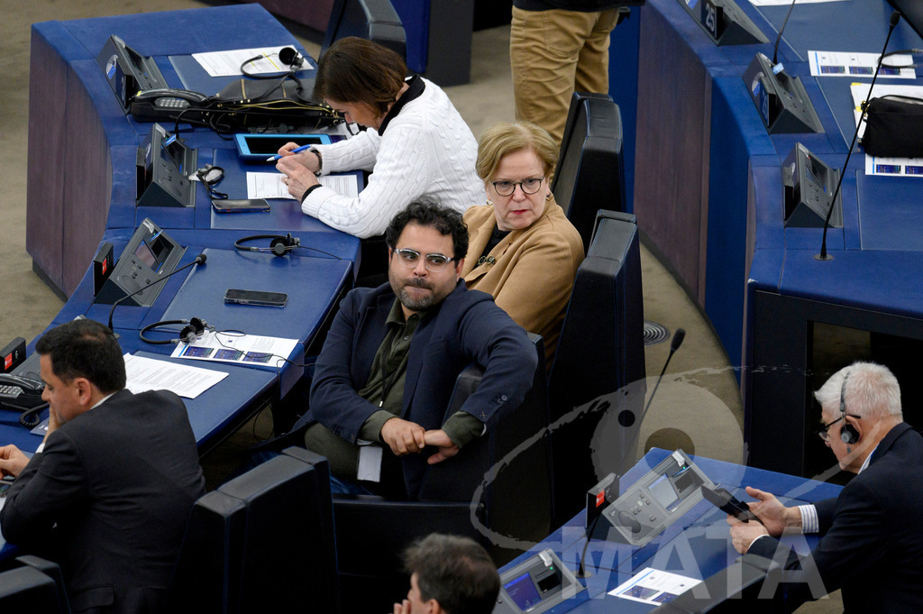 _DWI0266 | Mohammed Chahim (MdEP 2019-2024), Partij van de Arbeid (Niederlande) und Gabriele Bischoff (MdEP 2019-2024), Sozialdemokratische Partei Deutschlands bei Wiederaufnahme der letzte Plenarsitzung. Das Europäische Parlament in Straßburg, 22.04.2024 - Realisiert mit Pictrs.com