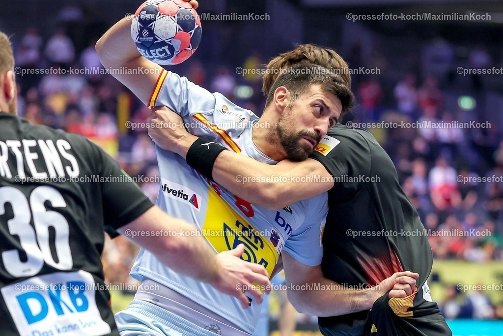 EHF19012602008 | 19.01.2026, Handball, Men's EHF EURO 2026, Deutschland - Spanien, Jyske Bank Boxen in Herning, Dänemark, Preliminary Round:  Agustin Casado Marcelo (Espania #08) im Zweikampf gegen   Julian Köster (Germany #18) 