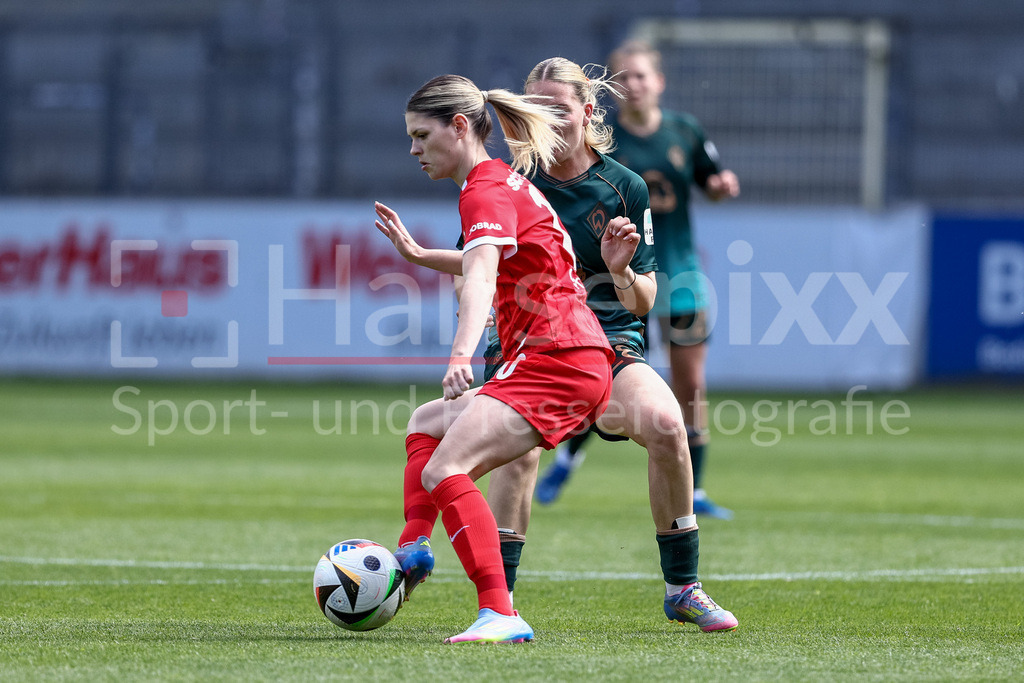 Fussball, Google Pixel Frauen-Bundesliga, SC Freiburg - SV Werder Bremen | v.li.: Eileen Campbell (SC Freiburg, 10) und Juliane Wirtz (SV Werder Bremen, 28) im Zweikampf, Duell, Dynamik, Aktion, Action, Spielszene, DIE DFB-RICHTLINIEN UNTERSAGEN JEGLICHE NUTZUNG VON FOTOS ALS SEQUENZBILDER UND/ODER VIDEOÄHNLICHE FOTOSTRECKEN. DFB REGULATIONS PROHIBIT ANY USE OF PHOTOGRAPHS AS IMAGE SEQUENCES AND/OR QUASI-VIDEO.