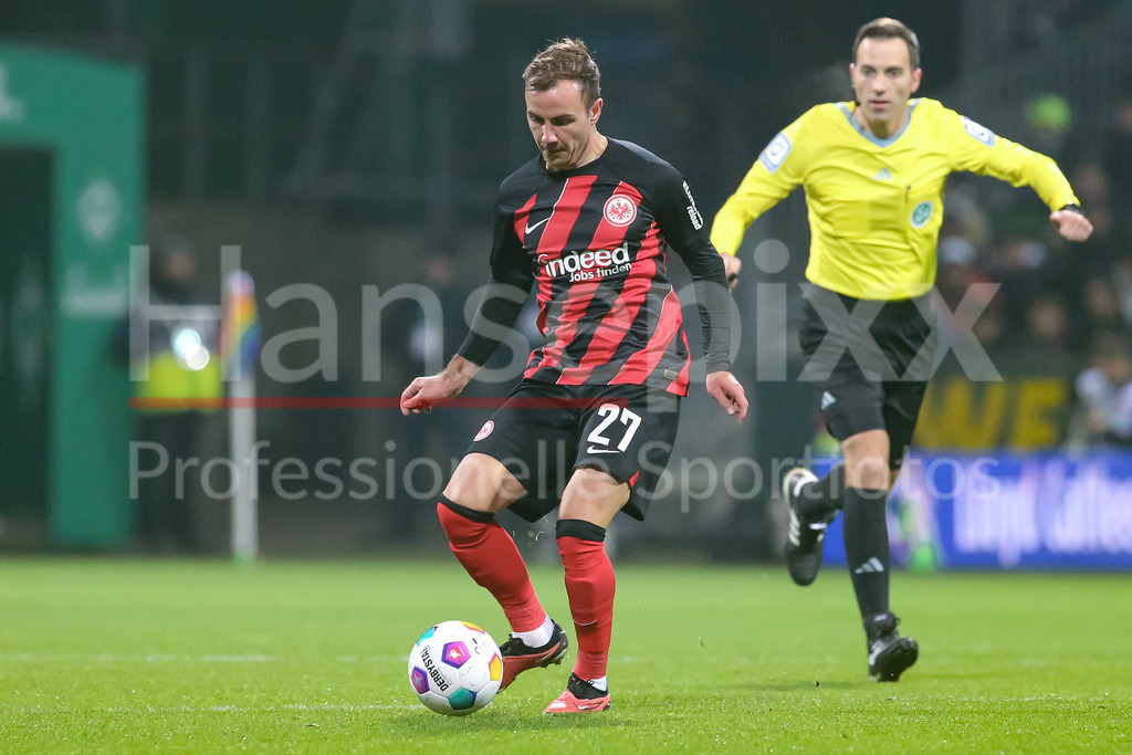 Fussball, Bundesliga, SV Werder Bremen - Eintracht Frankfurt | v.li.: Mario Götze (Eintracht Frankfurt, 27) am Ball, Einzelbild, Ganzkörper, Aktion, Action, Spielszene, DIE DFL-RICHTLINIEN UNTERSAGEN JEGLICHE NUTZUNG VON FOTOS ALS SEQUENZBILDER UND/ODER VIDEOÄHNLICHE FOTOSTRECKEN. DFL REGULATIONS PROHIBIT ANY USE OF PHOTOGRAPHS AS IMAGE SEQUENCES AND/OR QUASI-VIDEO.