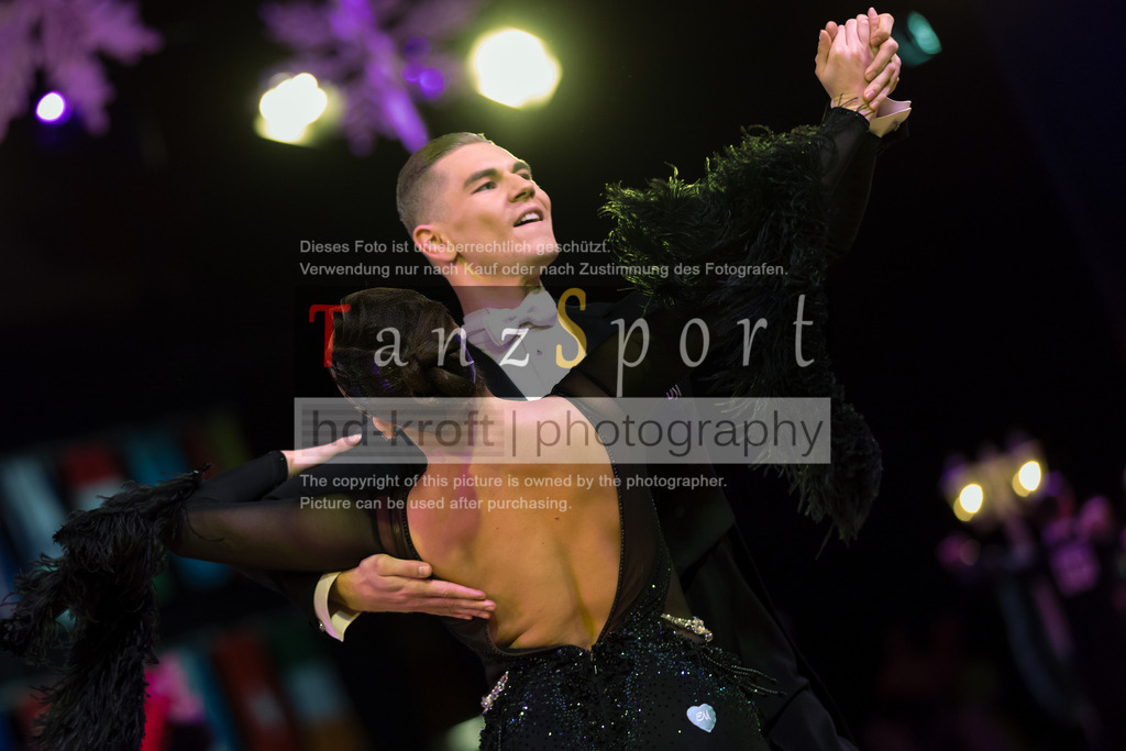 20241215_WDSF_Int_Open_Std-Riga-9287 | Tanzsportbilder, Standardtanz, Lateintanz, WDSF, DTV, LTVB, dancecomp, goc, hessen tanzt, blaues band der spree, walzer, tango, wiener walzer, slowfox, quickstepp, samba, rumba, cha-cha-cha, paso doble. jive, hd-kroft photography, turniertanzsport
