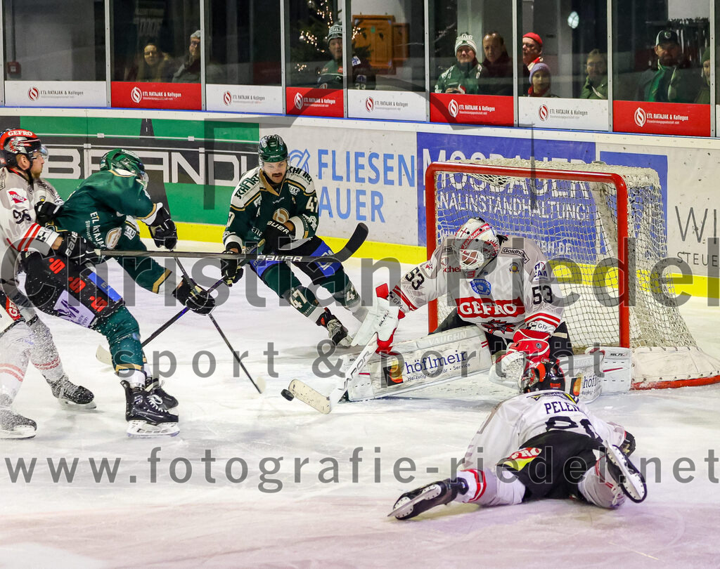 2025-12-14_120_TSV_Erding_gegen_ECDC_Memmingen_Indians | Erding, Deutschland, 14.12.2025:Eishockey, Oberliga Süd 2025 / 2026, 26. Spieltag, TSV Erding gegen ECDC Memmingen Indians, Endergebnis: 1:2Marco Pfleger (Erding Gladiators, #47), Torwart Bastian Flott-Kucis (ECDC Memmingen Indians, #53)Foto: Christian Riedel / fotografie-riedel.net