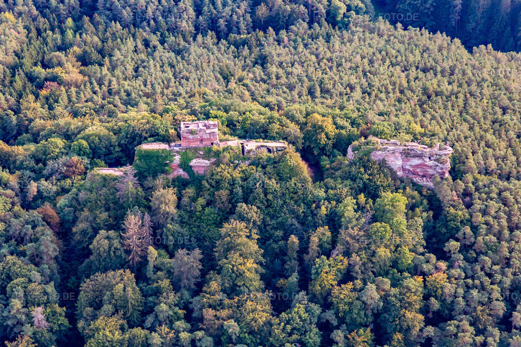 Luftbild: Burg Drachenfels in Busenberg im Bundesland Rheinland-Pfalz in Deutschland. Foto: IMG_139002.jpg vom 30.09.2023 durch Werner Riehm/FLY-FOTO.deWWW.WANDERPARADIES-WASGAU.DE