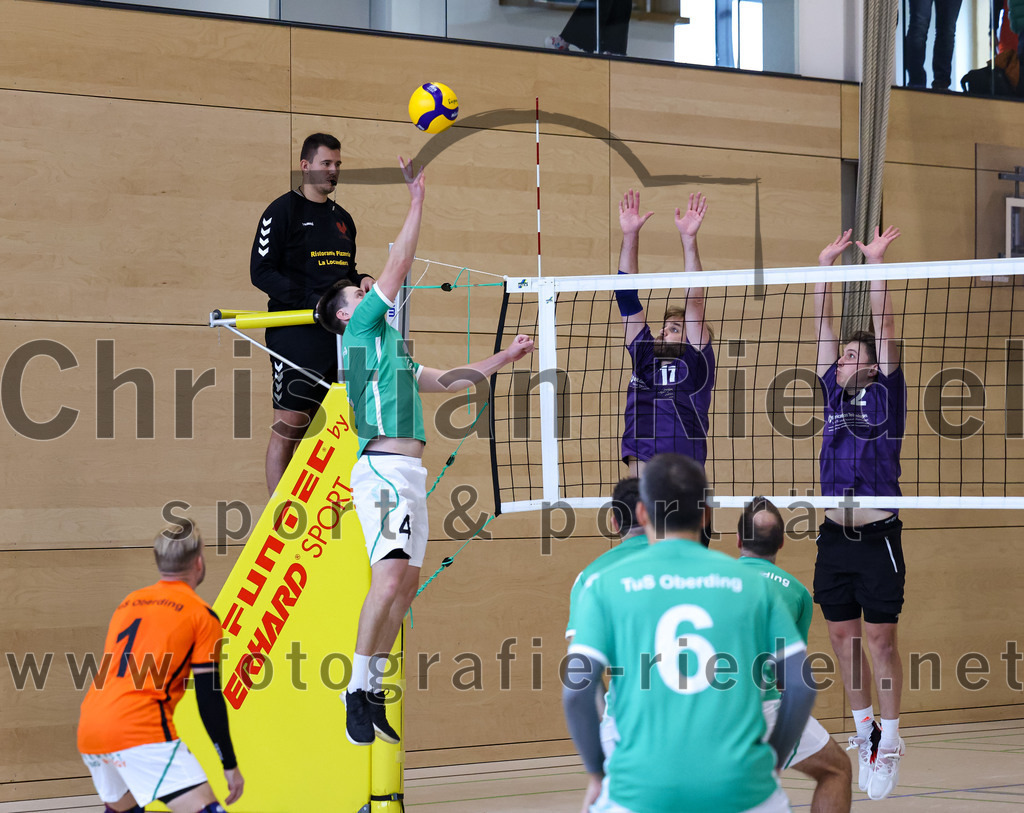 2022-11-12_110_TuS_Oberding_gegen_SC_Freising_II | Oberding, Deutschland, 12.11.2022:
Volleyball, Bezirksliga Ost 2022 / 2023, 7. Spieltag, TuS Oberding gegen MTV Pfaffenhofen II, Endergebnis: 3:2

Peter Koch (TuS Oberding, #4), Wolfgang Zeitlhöfler (SC Freising, #11), Florian Wenz (SC Freising, #2)

Foto: Christian Riedel / fotografie-riedel.net