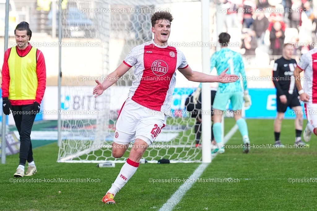 xYDRx24012601034 | 24.01.2026, xydrx, Fußball, 3.Liga, Rot-Weiss Essen - TSV Havelse, Saison 2025 2026, Stadion an der Hafenstraße: Torjubel nach dem Tor zum 1:0 für Rot-Weiss Essen durch Torschütze Marek Janssen (Rot-Weiss Essen #20)     DFB regulations prohibit any use of photographs as image sequences and or quasi-video. Photo: xYannisxDreimannxPressefotoKochx