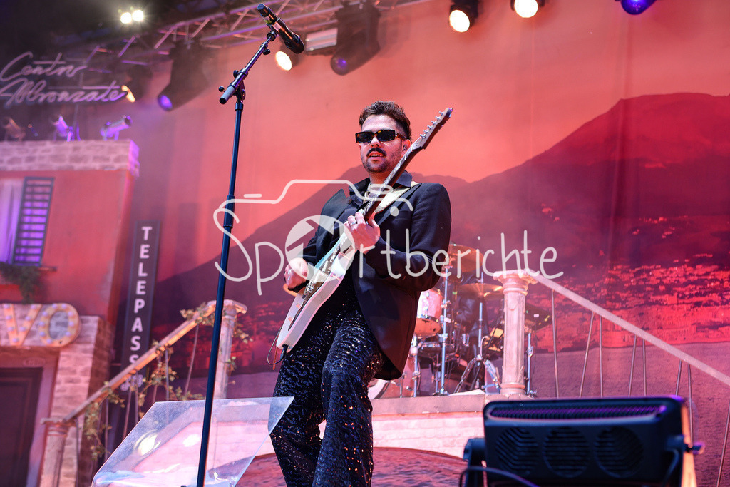 Noiesehausen | Die Band "Roy Bianco &amp; die Abbrunzati Boys" spielen beim Festival "Noisehausen" in Schrobenhausen / Im Bild Gitarrist "Die Abbrunzati Boys"